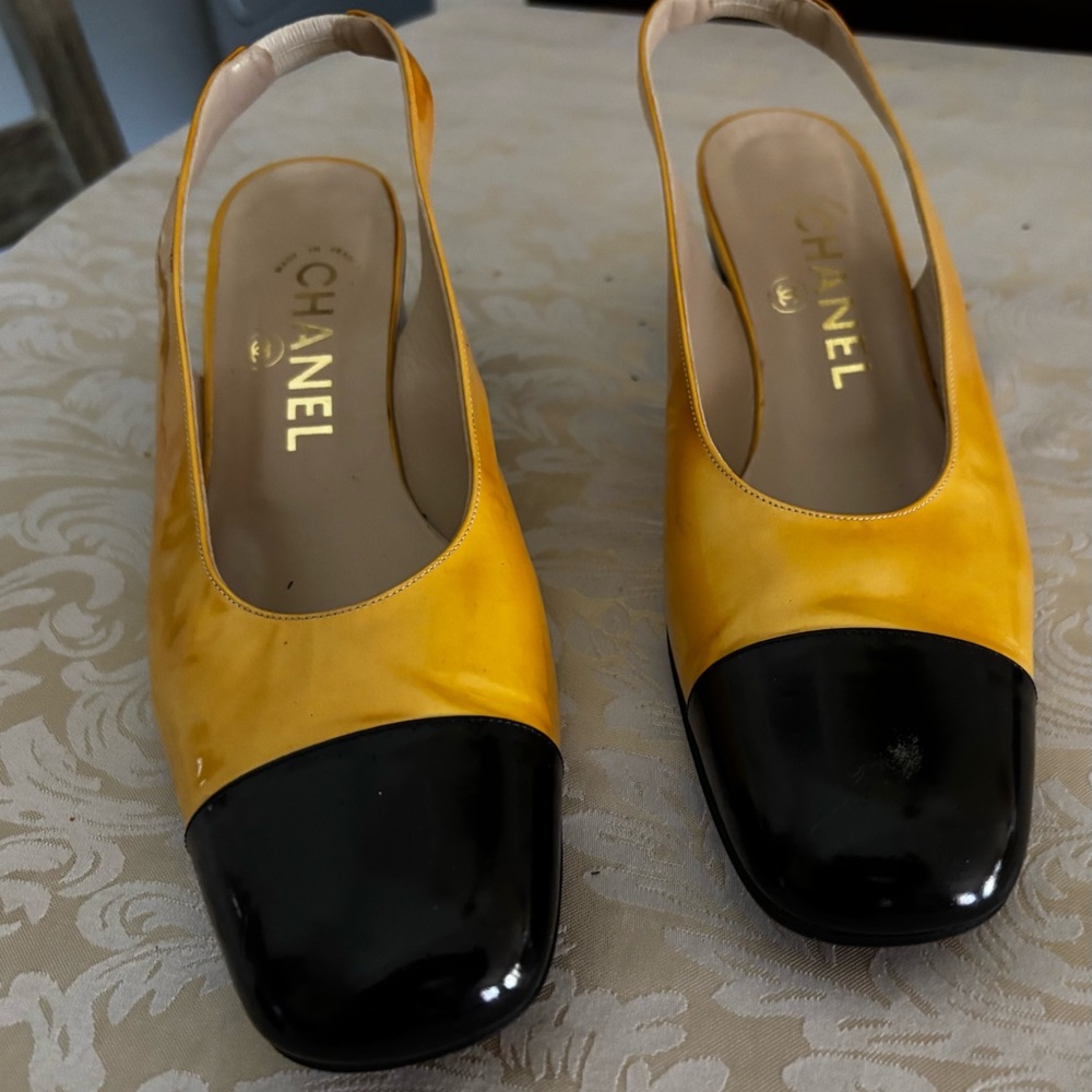Vintage CHANEL Yellow and Black Heels Elegant Design